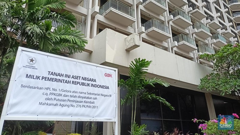 Suasana Hotel Sultan 4 Oktober 12.30 usai petugas keamanan GBK memasang spanduk penyegelan Hotel Sultan di Kawasan Hitel Sultan, GBK, Jakarta, Rabu (4/10). (CNBC Indonesia/Ferry Sandi)