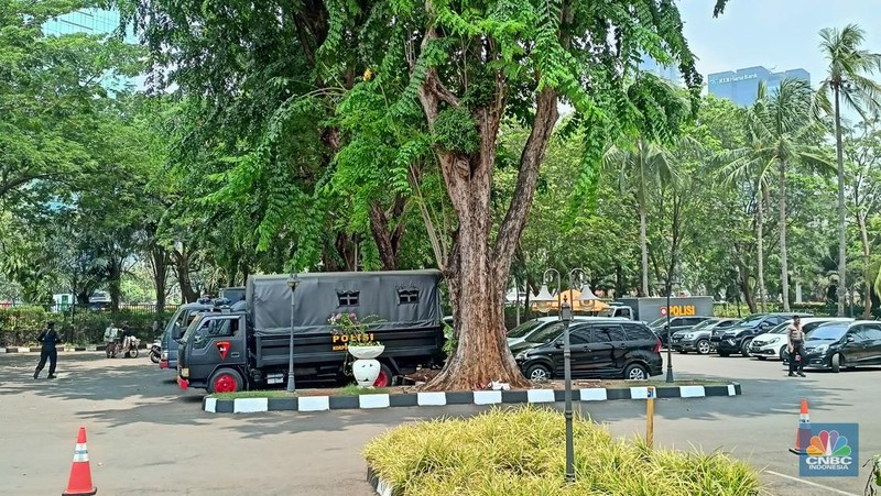 Suasana Hotel Sultan 4 Oktober 12.30 usai petugas keamanan GBK memasang spanduk penyegelan Hotel Sultan di Kawasan Hitel Sultan, GBK, Jakarta, Rabu (4/10). (CNBC Indonesia/Ferry Sandi)