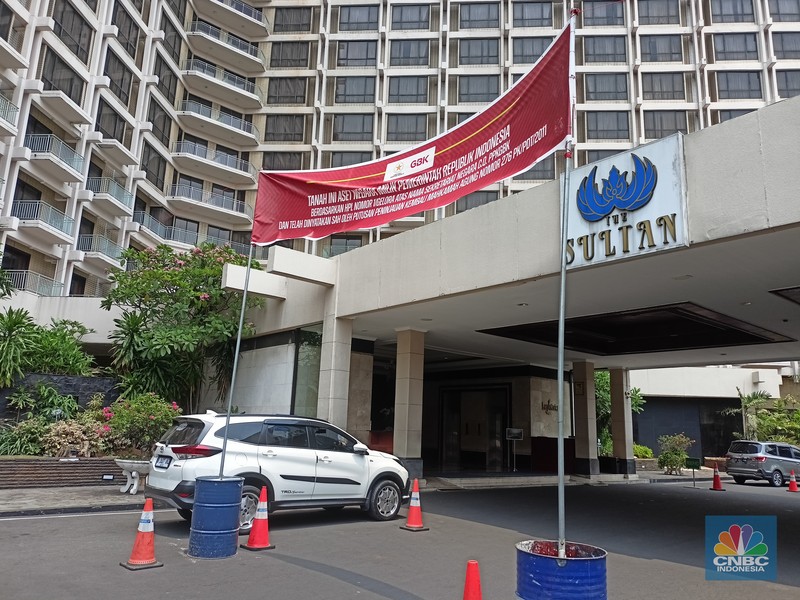 Suasana Hotel Sultan 4 Oktober 12.30 usai petugas keamanan GBK memasang spanduk penyegelan Hotel Sultan di Kawasan Hitel Sultan, GBK, Jakarta, Rabu (4/10). Suasana Hotel Sultan 4 Oktober 12.30 usai petugas keamanan GBK memasang spanduk penyegelan Hotel Sultan di Kawasan Hitel Sultan, GBK, Jakarta, Rabu (4/10). (CNBC Indonesia/Ferry Sandi)