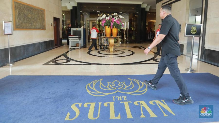 Suasana Hotel Sultan terlihat masih ada pengunjung saat jelang proses pengosongan lahan yang dilakukan oleh Pusat Pengelolaan Komplek Gelora Bung Karno (PPKGBK), Rabu, (4/10). (CNBC Indonesia/Muhammad Sabki)