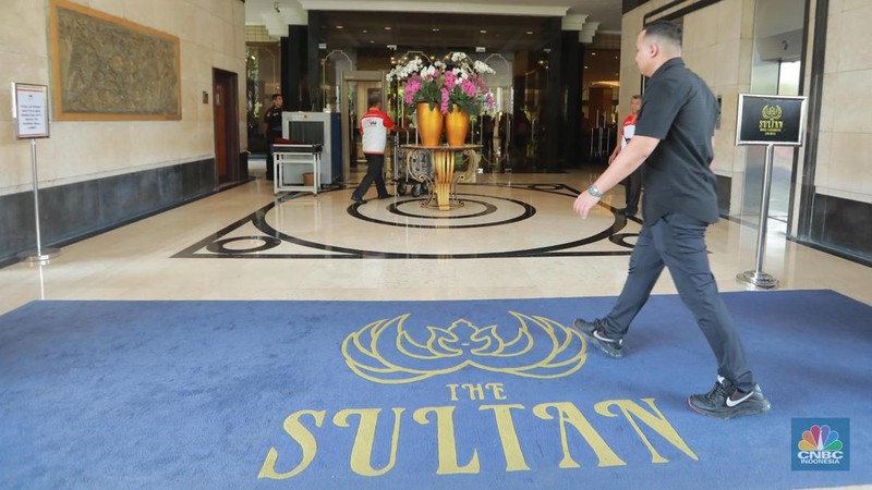 Suasana Hotel Sultan terlihat masih ada pengunjung saat jelang proses pengosongan lahan yang dilakukan oleh Pusat Pengelolaan Komplek Gelora Bung Karno (PPKGBK), Rabu, (4/10). (CNBC Indonesia/Muhammad Sabki)