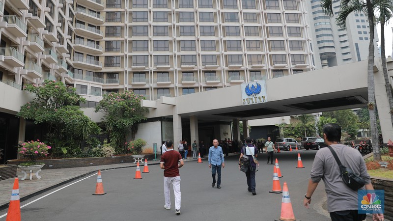 Suasana Hotel Sultan terlihat masih ada pengunjung saat jelang proses pengosongan lahan yang dilakukan oleh Pusat Pengelolaan Komplek Gelora Bung Karno (PPKGBK), Rabu, (4/10). (CNBC Indonesia/Muhammad Sabki)