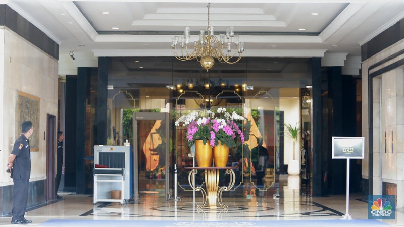 Suasana Hotel Sultan terlihat masih ada pengunjung saat jelang proses pengosongan lahan yang dilakukan oleh Pusat Pengelolaan Komplek Gelora Bung Karno (PPKGBK), Rabu, (4/10). Suasana Hotel Sultan terlihat masih ada pengunjung saat jelang proses pengosongan lahan yang dilakukan oleh Pusat Pengelolaan Komplek Gelora Bung Karno (PPKGBK), Rabu, (4/10). (CNBC Indonesia/Muhammad Sabki)