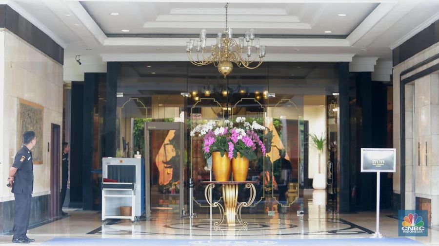 Suasana Hotel Sultan terlihat masih ada pengunjung saat jelang proses pengosongan lahan yang dilakukan oleh Pusat Pengelolaan Komplek Gelora Bung Karno (PPKGBK), Rabu, (4/10). (CNBC Indonesia/Muhammad Sabki)