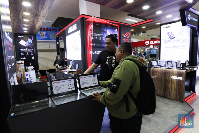 Suasana seppi pada toko-toko elektronik di Pusat Grosir Cililitan (PGC), Jakarta. (CNBC Indonesia/Tri Susilo)