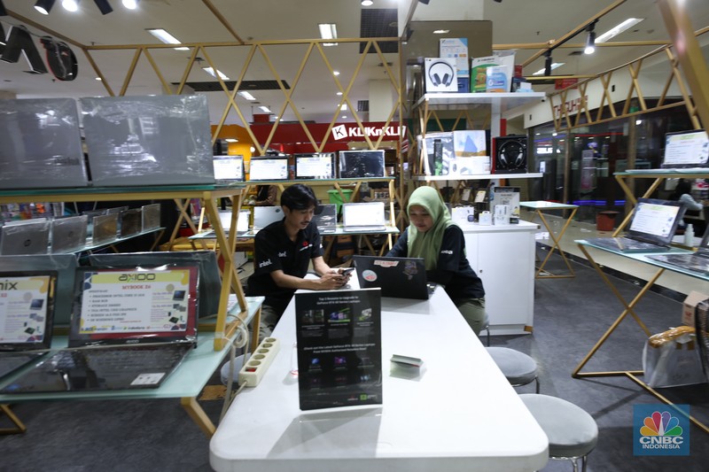 Suasana seppi pada toko-toko elektronik di Pusat Grosir Cililitan (PGC), Jakarta. (CNBC Indonesia/Tri Susilo)