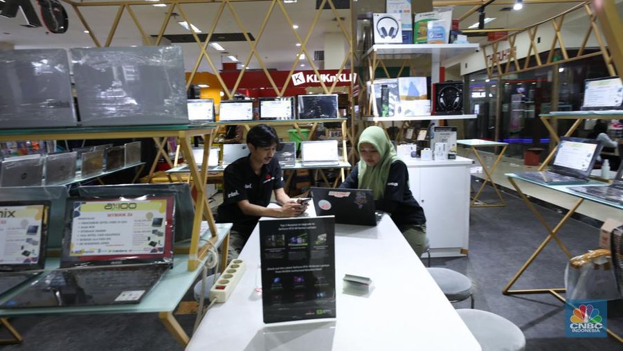 Suasana seppi pada toko-toko elektronik di Pusat Grosir Cililitan (PGC), Jakarta. (CNBC Indonesia/Tri Susilo)