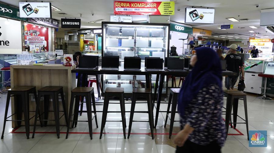 Suasana seppi pada toko-toko elektronik di Pusat Grosir Cililitan (PGC), Jakarta. (CNBC Indonesia/Tri Susilo)
