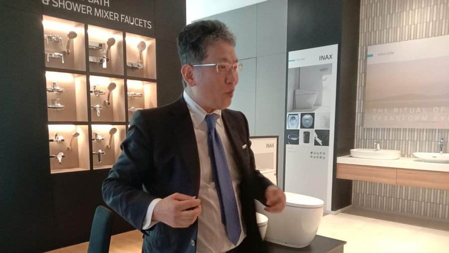 Director, Representative Executive Officer, President & Chief Executive Officer Lixil Corporation, Kinya Seto saat berdiskusi dengan media/ Eqqi Syahputra
