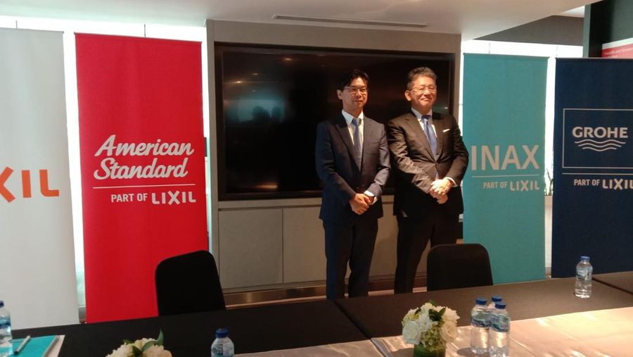Director, Representative Executive Officer, President & Chief Executive Officer Lixil Corporation, Kinya Seto saat berdiskusi dengan media/ Eqqi Syahputra