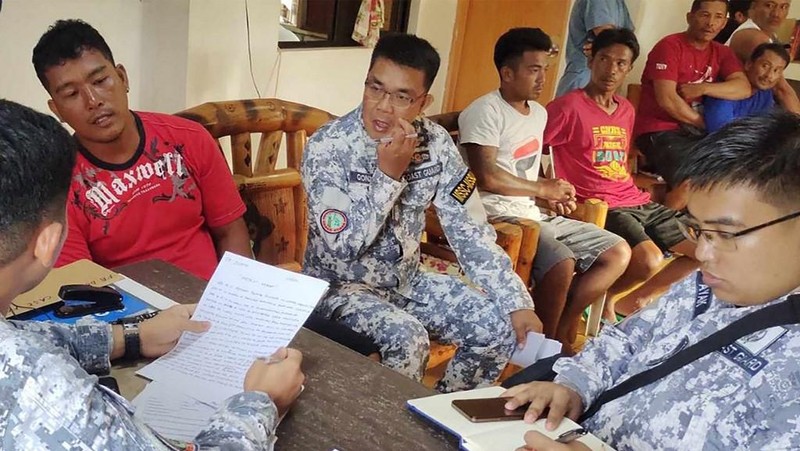 Personel Penjaga Pantai Filipina berfoto pada 3 Oktober 2023, mengambil jenazah seorang nelayan di pantai Infanta, Provinsi Pangasinan, Filipina, setelah insiden tabrakan mematikan di Laut Cina Selatan, dalam gambar selebaran yang dirilis oleh Penjaga Pantai Filipina pada 4 Oktober 2023. (Philippine Coast Guard/Handout via REUTERS)