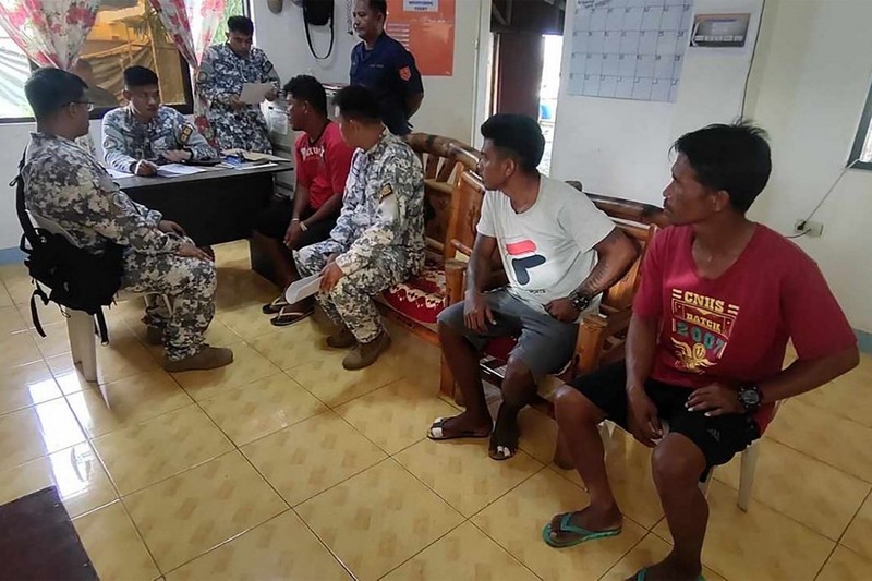 Personel Penjaga Pantai Filipina berfoto pada 3 Oktober 2023, mengambil jenazah seorang nelayan di pantai Infanta, Provinsi Pangasinan, Filipina, setelah insiden tabrakan mematikan di Laut Cina Selatan, dalam gambar selebaran yang dirilis oleh Penjaga Pantai Filipina pada 4 Oktober 2023. Personel Penjaga Pantai Filipina berfoto pada 3 Oktober 2023, mengambil jenazah seorang nelayan di pantai Infanta, Provinsi Pangasinan, Filipina, setelah insiden tabrakan mematikan di Laut Cina Selatan, dalam gambar selebaran yang dirilis oleh Penjaga Pantai Filipina pada 4 Oktober 2023. (Philippine Coast Guard/Handout via REUTERS)