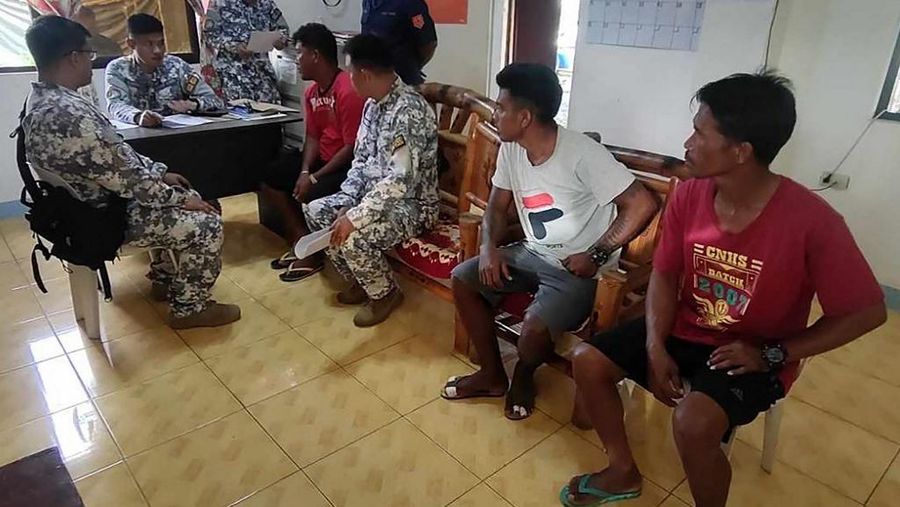 Personel Penjaga Pantai Filipina berfoto pada 3 Oktober 2023, mengambil jenazah seorang nelayan di pantai Infanta, Provinsi Pangasinan, Filipina, setelah insiden tabrakan mematikan di Laut Cina Selatan, dalam gambar selebaran yang dirilis oleh Penjaga Pantai Filipina pada 4 Oktober 2023. (Philippine Coast Guard/Handout via REUTERS)