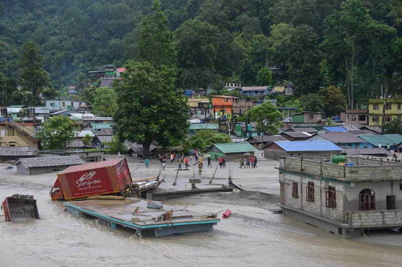 Banjir bandang melanda kota Rangpo di Sikkim, India, Kamis (5/10/2023). (AP Photo/Prakash Adhikari)
