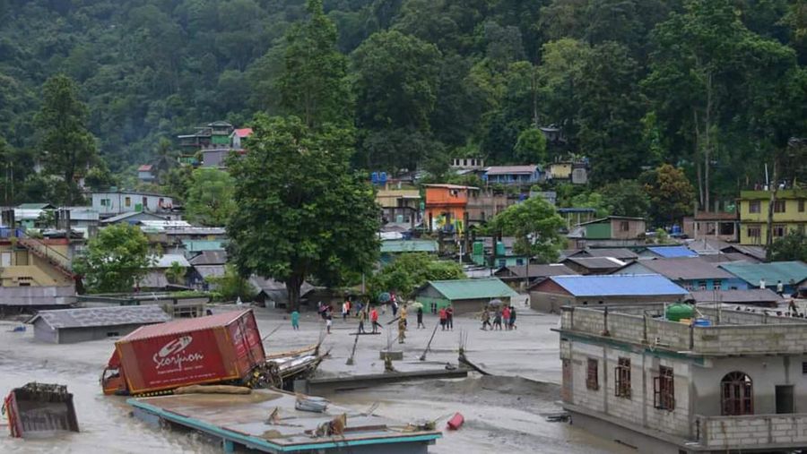 Banjir bandang melanda kota Rangpo di Sikkim, India, Kamis (5/10/2023). (AP Photo/Prakash Adhikari)