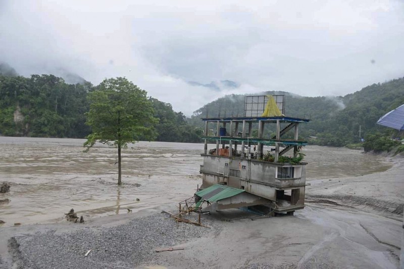 Banjir bandang melanda kota Rangpo di Sikkim, India, Kamis (5/10/2023). (AP Photo/Prakash Adhikari)