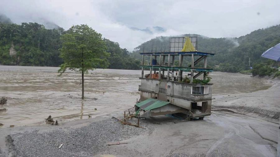 Banjir bandang melanda kota Rangpo di Sikkim, India, Kamis (5/10/2023). (AP Photo/Prakash Adhikari)