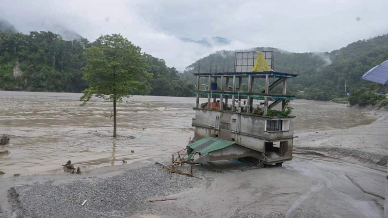 Banjir bandang melanda kota Rangpo di Sikkim, India, Kamis (5/10/2023). (AP Photo/Prakash Adhikari)