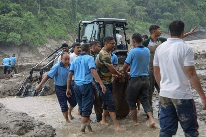 Banjir bandang melanda kota Rangpo di Sikkim, India, Kamis (5/10/2023). (AP Photo/Prakash Adhikari)