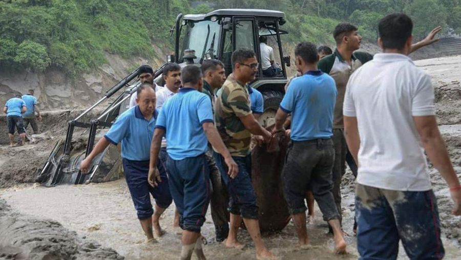 Banjir bandang melanda kota Rangpo di Sikkim, India, Kamis (5/10/2023). (AP Photo/Prakash Adhikari)