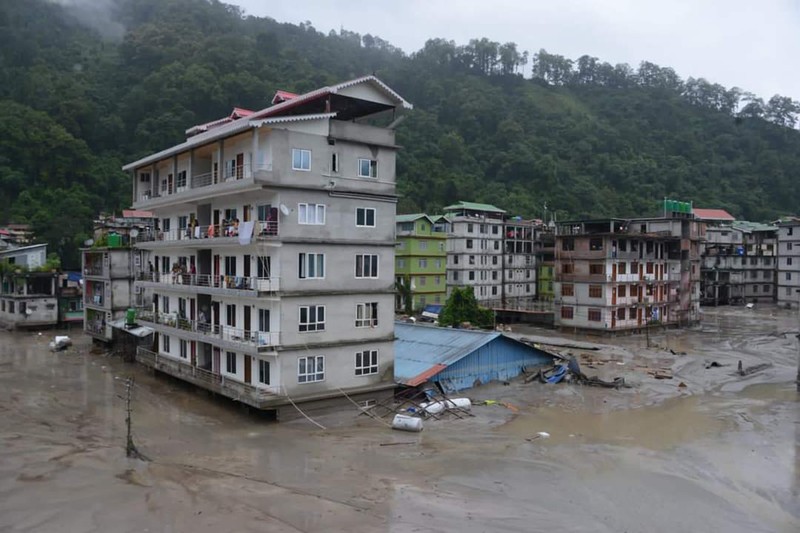 Banjir bandang melanda kota Rangpo di Sikkim, India, Kamis (5/10/2023). (AP Photo/Prakash Adhikari)