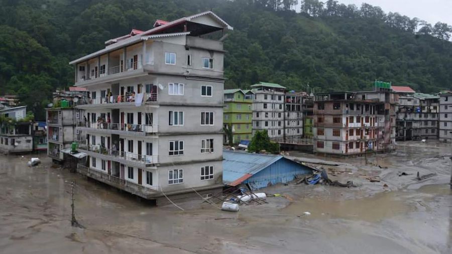 Banjir bandang melanda kota Rangpo di Sikkim, India, Kamis (5/10/2023). (AP Photo/Prakash Adhikari)