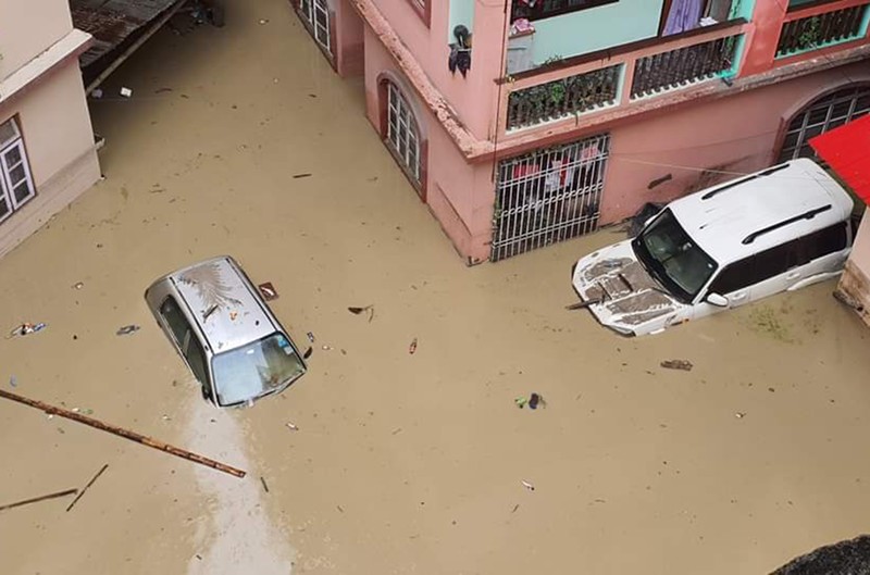 Banjir bandang melanda kota Rangpo di Sikkim, India, Kamis (5/10/2023). (AP Photo/Prakash Adhikari)