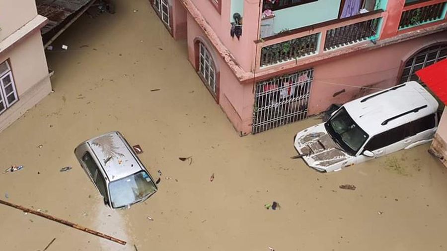 Banjir bandang melanda kota Rangpo di Sikkim, India, Kamis (5/10/2023). (AP Photo/Prakash Adhikari)
