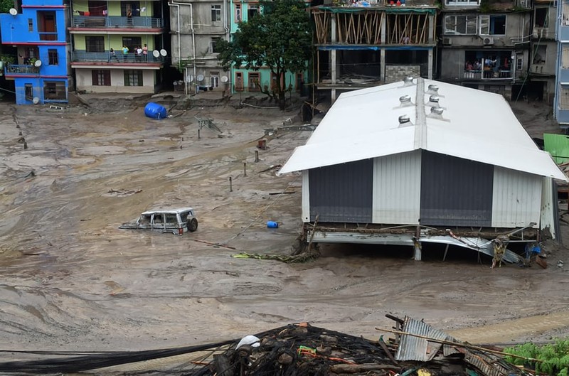 Banjir bandang melanda kota Rangpo di Sikkim, India, Kamis (5/10/2023). (AP Photo/Prakash Adhikari)