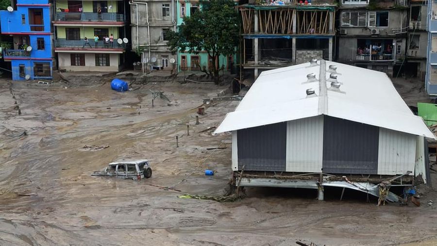 Banjir bandang melanda kota Rangpo di Sikkim, India, Kamis (5/10/2023). (AP Photo/Prakash Adhikari)