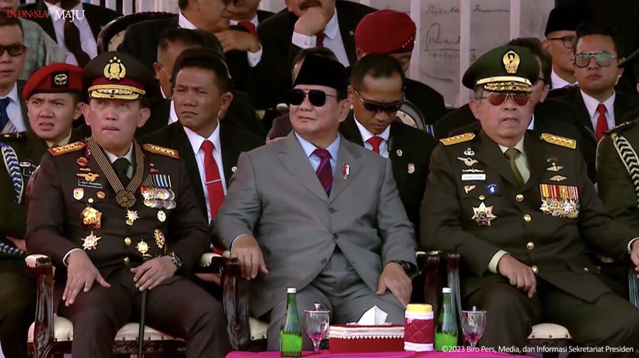 Kapolri Jenderal Listyo Sigit Prabowo (kiri) bersama Menteri Pertahanan Prabowo Subianto dan Mantan Presiden RI ke-6 Susilo Bambang Yudhoyono dalam Upacara peringatan hari ulang tahun (HUT) ke-78 Tentara Nasional Indonesia (TNI) hari ini di Monumen Nasional (Monas), Jakarta, Kamis (5/10). (Tangakapan Layar Youtube Sekretariat Presiden)