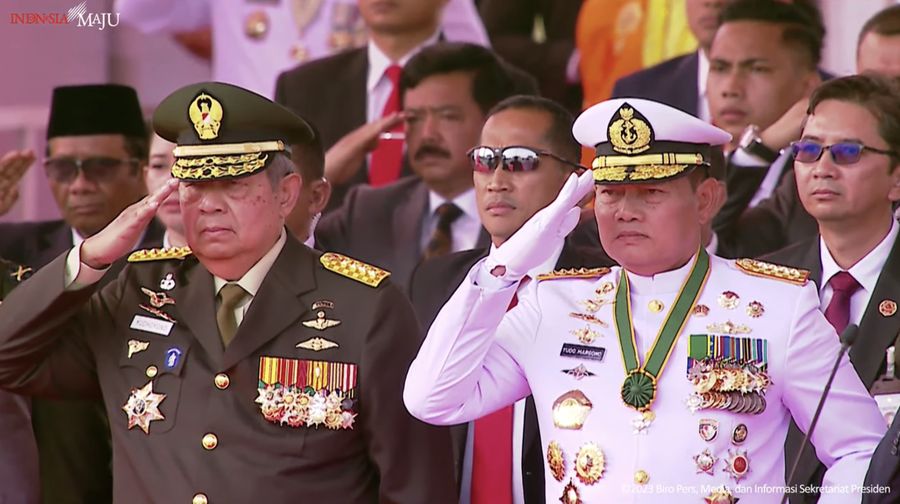 Mantan Presiden RI ke-6 Susilo Bambang Yudhoyono dan Panglima Tentara Nasional Indonesia Laksamana TNI H. Yudo Margono dalam Upacara peringatan hari ulang tahun (HUT) ke-78 Tentara Nasional Indonesia (TNI) hari ini di Monumen Nasional (Monas), Jakarta, Kamis (5/10). (Tangkapan Layar Youtube Sekretariat Presiden)