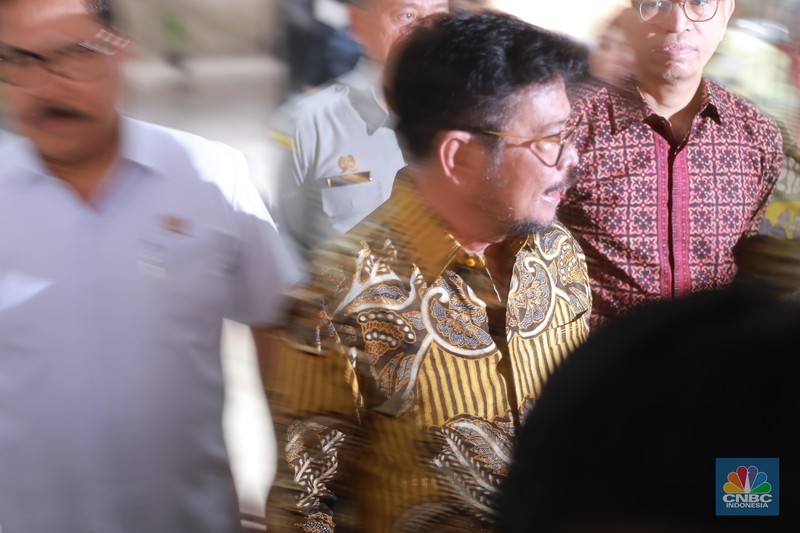 Menteri Pertanian Syahrul Yasin Limpo saat keluar Kantor Kementerian Pertanian, Jakarta, Kamis, (5/10). Menteri Pertanian Syahrul Yasin Limpo saat keluar Kantor Kementerian Pertanian, Jakarta, Kamis, (5/10). (CNBC Indonesia/Muhammad Sabki)