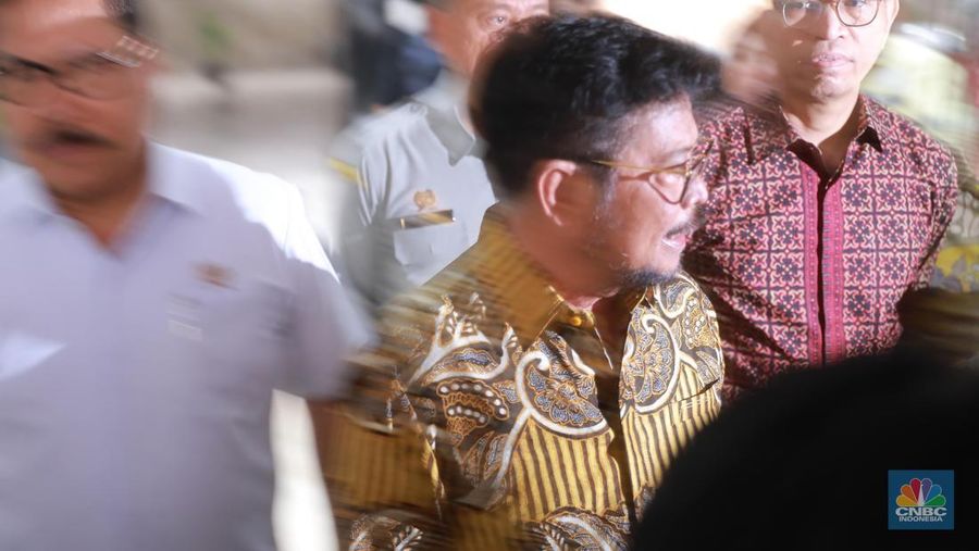 Menteri Pertanian Syahrul Yasin Limpo saat keluar Kantor Kementerian Pertanian, Jakarta, Kamis, (5/10). (CNBC Indonesia/Muhammad Sabki)