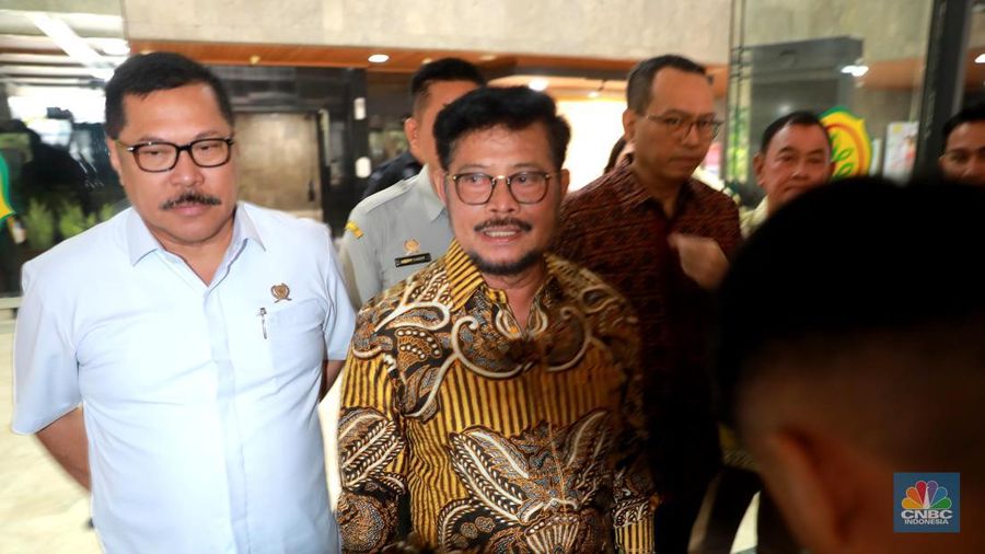 Menteri Pertanian Syahrul Yasin Limpo saat keluar Kantor Kementerian Pertanian, Jakarta, Kamis, (5/10). (CNBC Indonesia/Muhammad Sabki)