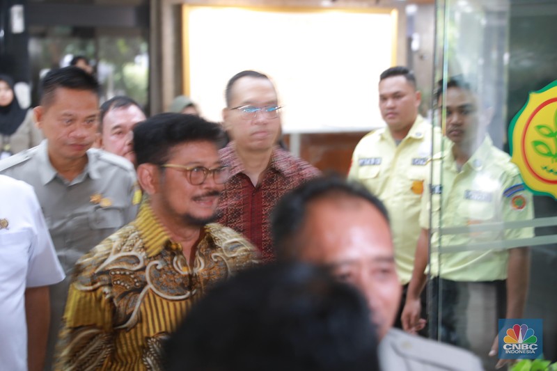 Menteri Pertanian Syahrul Yasin Limpo saat keluar Kantor Kementerian Pertanian, Jakarta, Kamis, (5/10). Menteri Pertanian Syahrul Yasin Limpo saat keluar Kantor Kementerian Pertanian, Jakarta, Kamis, (5/10). (CNBC Indonesia/Muhammad Sabki)