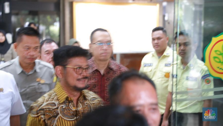 Menteri Pertanian Syahrul Yasin Limpo saat keluar Kantor Kementerian Pertanian, Jakarta, Kamis, (5/10). (CNBC Indonesia/Muhammad Sabki)