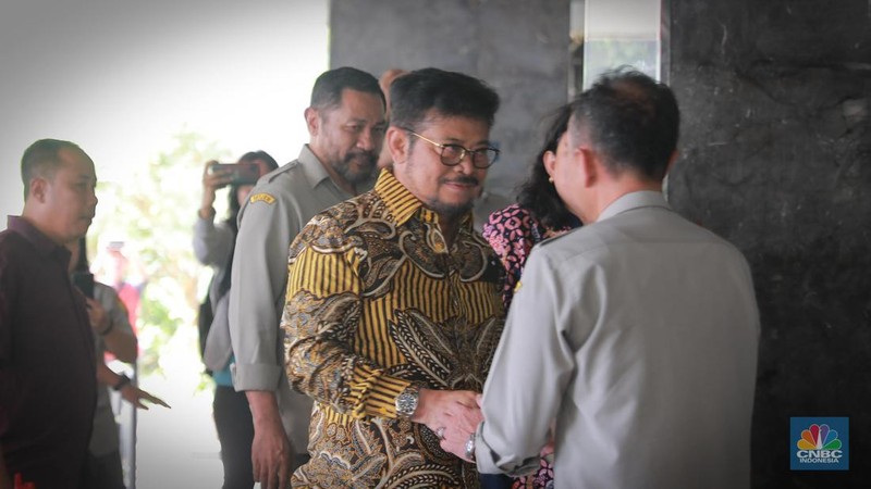 Menteri Pertanian Syahrul Yasin Limpo saat tiba di Kantor Kementerian Pertanian, Jakarta, Kamis, (5/10). (CNBC Indonesia/Muhammad Sabki)