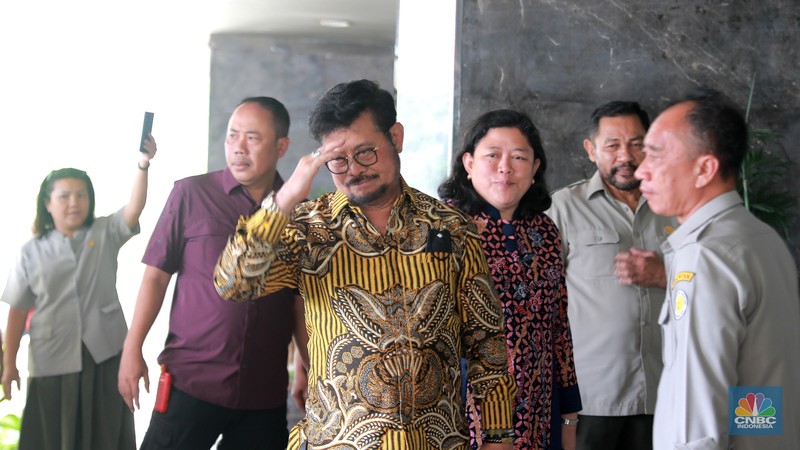 Menteri Pertanian Syahrul Yasin Limpo saat tiba di Kantor Kementerian Pertanian, Jakarta, Kamis, (5/10). (CNBC Indonesia/Muhammad Sabki)