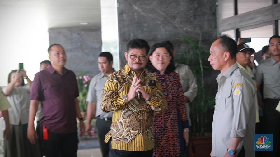 Menteri Pertanian Syahrul Yasin Limpo saat tiba di Kantor Kementerian Pertanian, Jakarta, Kamis, (5/10). (CNBC Indonesia/Muhammad Sabki)
