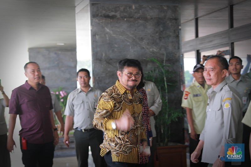 Menteri Pertanian Syahrul Yasin Limpo saat tiba di Kantor Kementerian Pertanian, Jakarta, Kamis, (5/10). Menteri Pertanian Syahrul Yasin Limpo saat tiba di Kantor Kementerian Pertanian, Jakarta, Kamis, (5/10). (CNBC Indonesia/Muhammad Sabki)