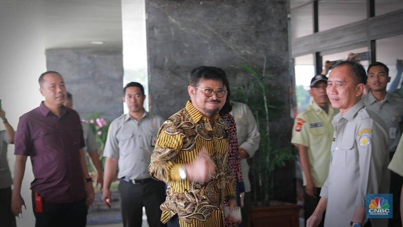 Menteri Pertanian Syahrul Yasin Limpo saat tiba di Kantor Kementerian Pertanian, Jakarta, Kamis, (5/10). (CNBC Indonesia/Muhammad Sabki)