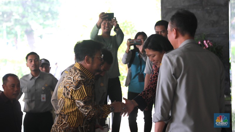 Menteri Pertanian Syahrul Yasin Limpo saat tiba di Kantor Kementerian Pertanian, Jakarta, Kamis, (5/10). Menteri Pertanian Syahrul Yasin Limpo saat tiba di Kantor Kementerian Pertanian, Jakarta, Kamis, (5/10). (CNBC Indonesia/Muhammad Sabki)