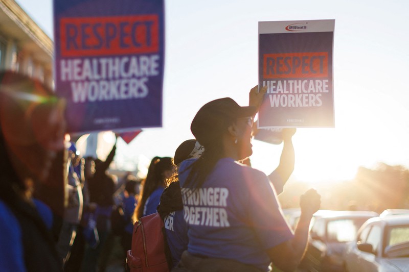 Petugas kesehatan mogok di depan Kaiser Permanente Los Angeles Medical Center, ketika lebih dari 75.000 petugas kesehatan Kaiser Permanente melakukan pemogokan dari tanggal 4 hingga 7 Oktober di seluruh Amerika Serikat, di Los Angeles, California, AS pada 4 Oktober 2023. Petugas kesehatan mogok di depan Kaiser Permanente Los Angeles Medical Center, ketika lebih dari 75.000 petugas kesehatan Kaiser Permanente melakukan pemogokan dari tanggal 4 hingga 7 Oktober di seluruh Amerika Serikat, di Los Angeles, California, AS pada 4 Oktober 2023. (REUTERS/Aude Guerrucci)