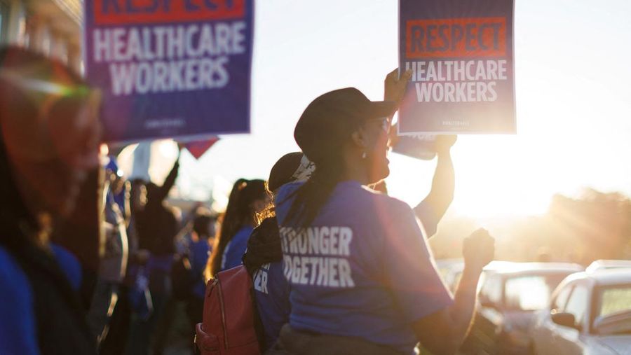 Orang-orang memegang plakat, ketika koalisi Kaiser Permanente Unions yang mewakili 75.000 petugas kesehatan di Kaiser Permanente memulai pemogokan tiga hari di seluruh Amerika Serikat mengenai kontrak baru, di San Diego, California, AS 4 Oktober 2023. (REUTERS/Mike Blake)