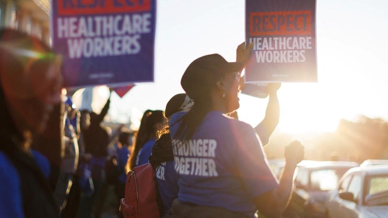 Petugas kesehatan mogok di depan Kaiser Permanente Los Angeles Medical Center, ketika lebih dari 75.000 petugas kesehatan Kaiser Permanente melakukan pemogokan dari tanggal 4 hingga 7 Oktober di seluruh Amerika Serikat, di Los Angeles, California, AS pada 4 Oktober 2023. (REUTERS/Aude Guerrucci)