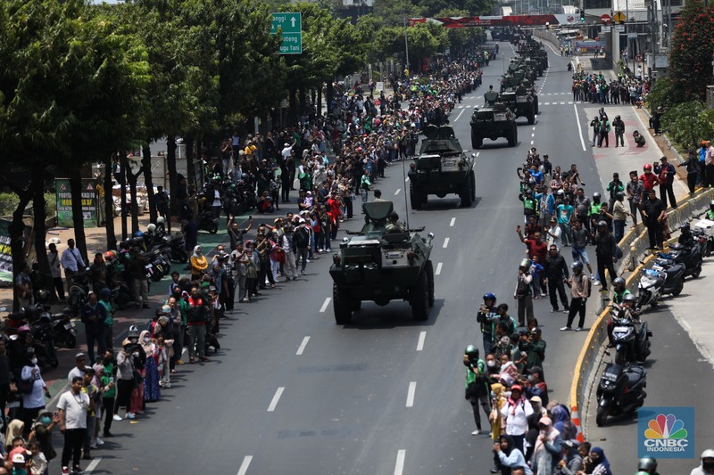 Parade lebih dari 100 alutsista setelah Upacara Parade dan Defile HUT Ke-78 TNI di Jakarta, Kamis (5/10/2023). (CNBC Indonesia/Tri Susilo) Parade lebih dari 100 alutsista setelah Upacara Parade dan Defile HUT Ke-78 TNI di Jakarta, Kamis (5/10/2023). (CNBC Indonesia/Tri Susilo)