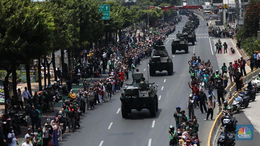 Parade lebih dari 100 alutsista setelah Upacara Parade dan Defile HUT Ke-78 TNI di Jakarta, Kamis (5/10/2023). (CNBC Indonesia/Tri Susilo)