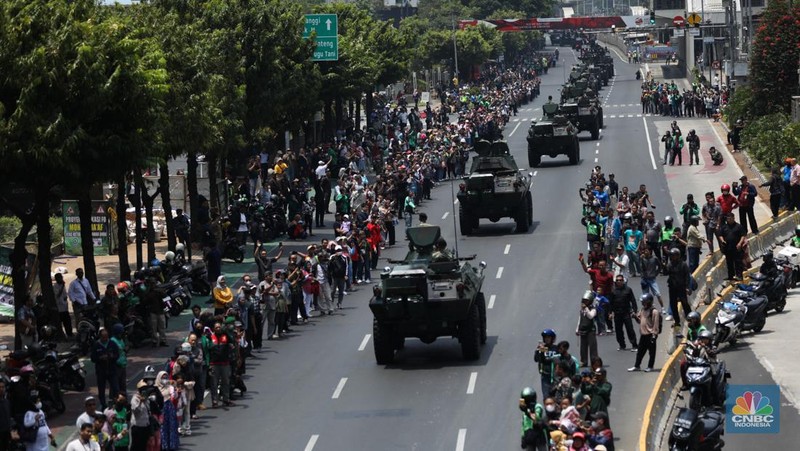 Parade lebih dari 100 alutsista setelah Upacara Parade dan Defile HUT Ke-78 TNI di Jakarta, Kamis (5/10/2023). (CNBC Indonesia/Tri Susilo)