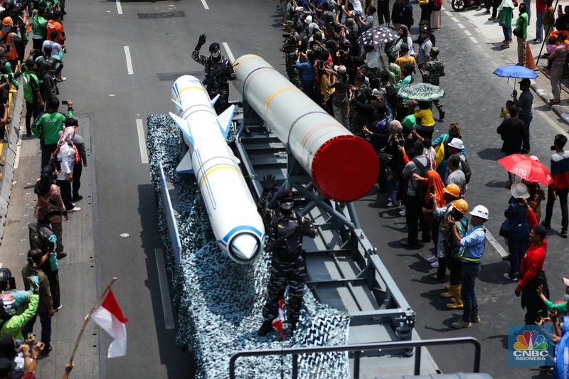 Parade lebih dari 100 alutsista setelah Upacara Parade dan Defile HUT Ke-78 TNI di Jakarta, Kamis (5/10/2023). (CNBC Indonesia/Tri Susilo) Parade lebih dari 100 alutsista setelah Upacara Parade dan Defile HUT Ke-78 TNI di Jakarta, Kamis (5/10/2023). (CNBC Indonesia/Tri Susilo)